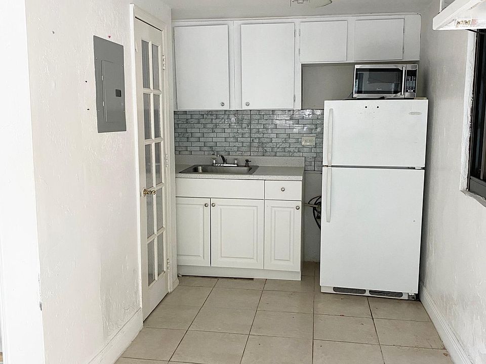 1st image of 4685 SW 33rd Ave #3
