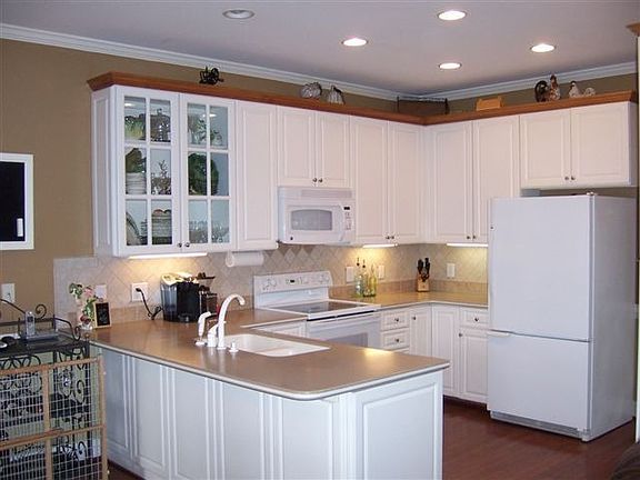 Chefs will love this kitchen w/ 42 in. cabinets, SS countertops, tile bcksplsh