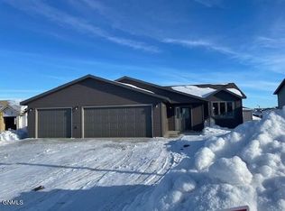 4913 Weyburn Dr, Bismarck, ND 58503
