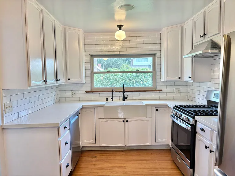 6433 Crescent St — Photo 9