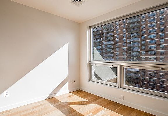 5th image of 25 Montrose Ave APT 704