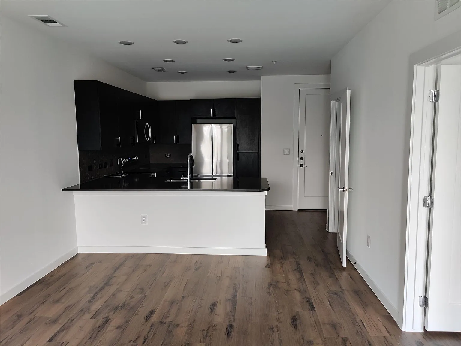 1 bed, 1.0 bath, 698 sqft, $1,695 — Photo 3