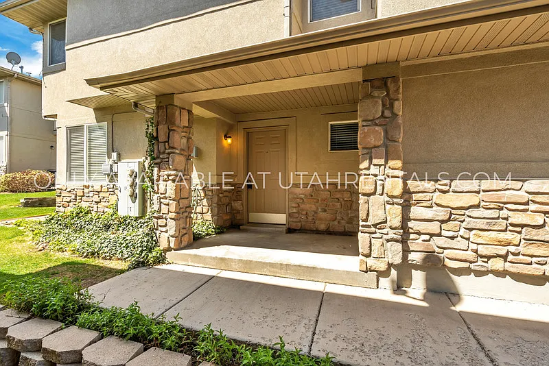 3 bed, 2.5 bath, 1800 sqft, $2,349 — Photo 3
