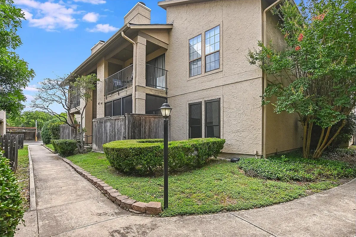 Building Photo - 1202 Thorpe Ln #407