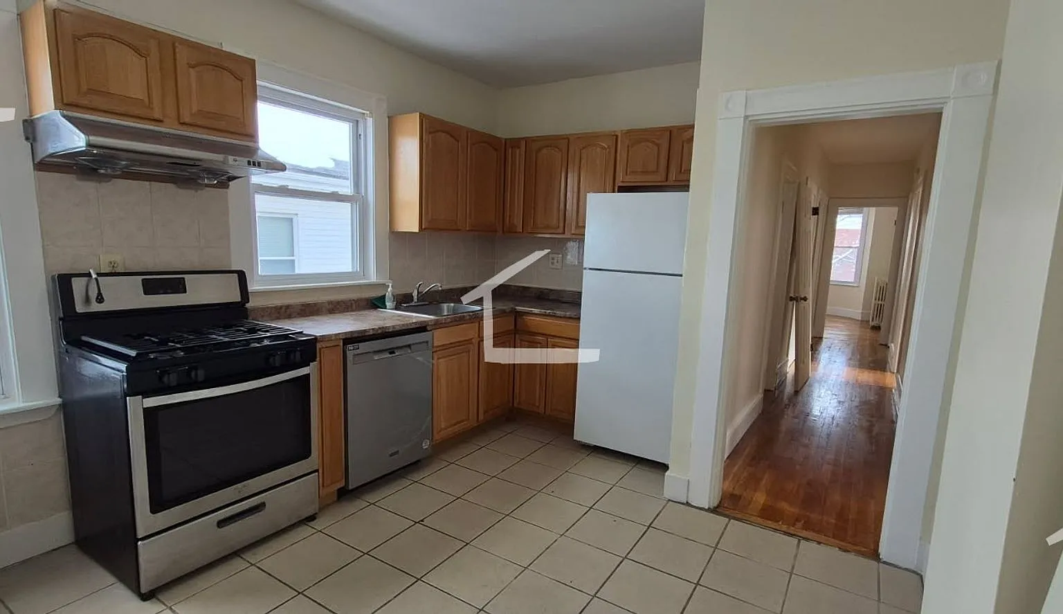Great value! 4-bed, 1-bath in Brighton; No Broker Fee! — Photo 2