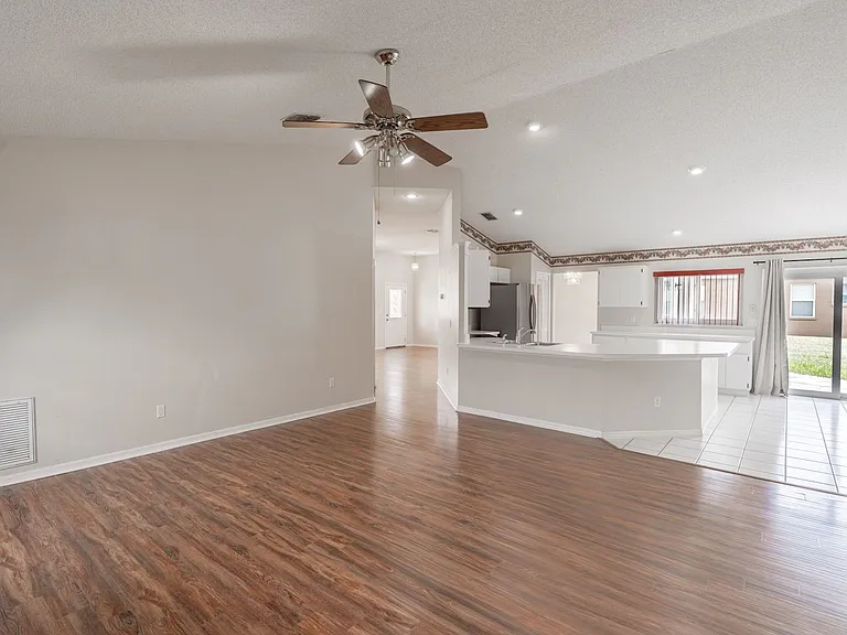 10435 Crestfield Dr — Photo 7