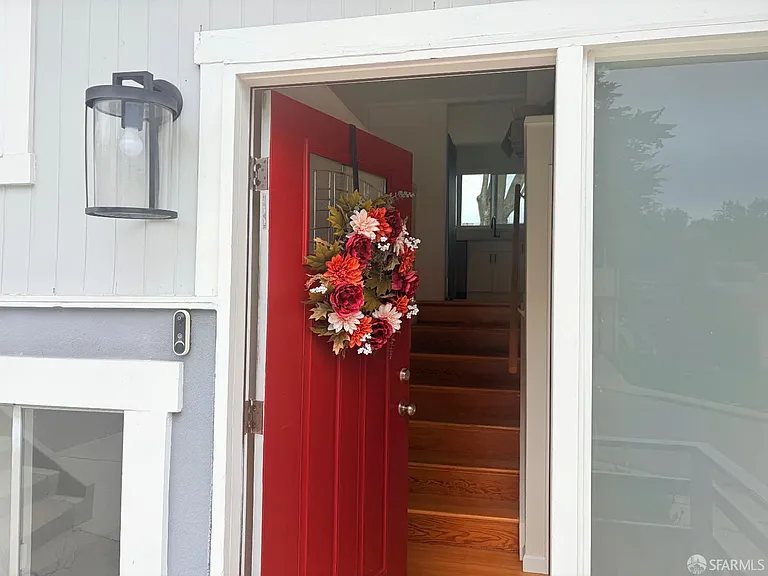 2555 Sherwood Dr — Photo 2