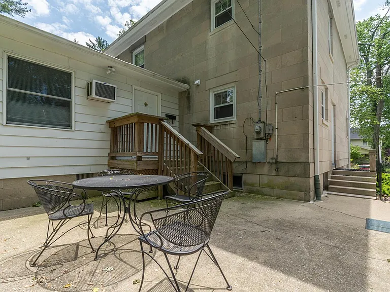 1019 E 1st St — Photo 5