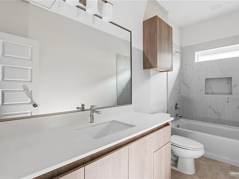 402 N Alexandrite Ave #2 — Photo 7