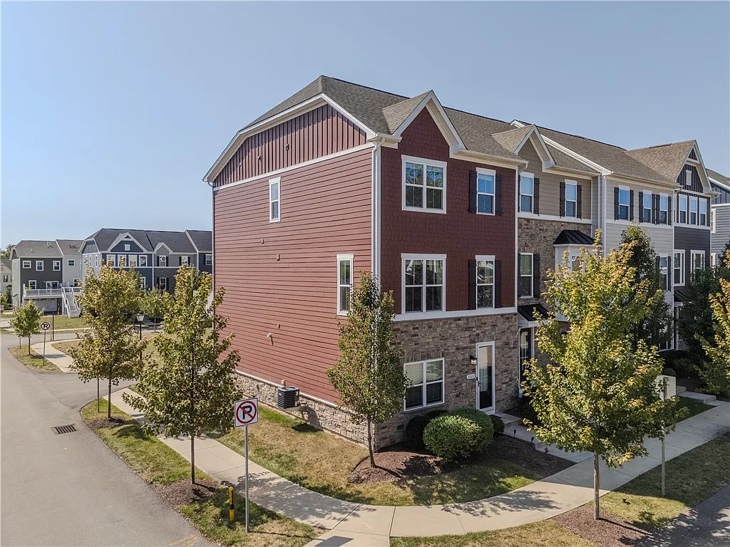 3 bed, 3.5 bath, 2232 sqft, $3,250 — Photo 2