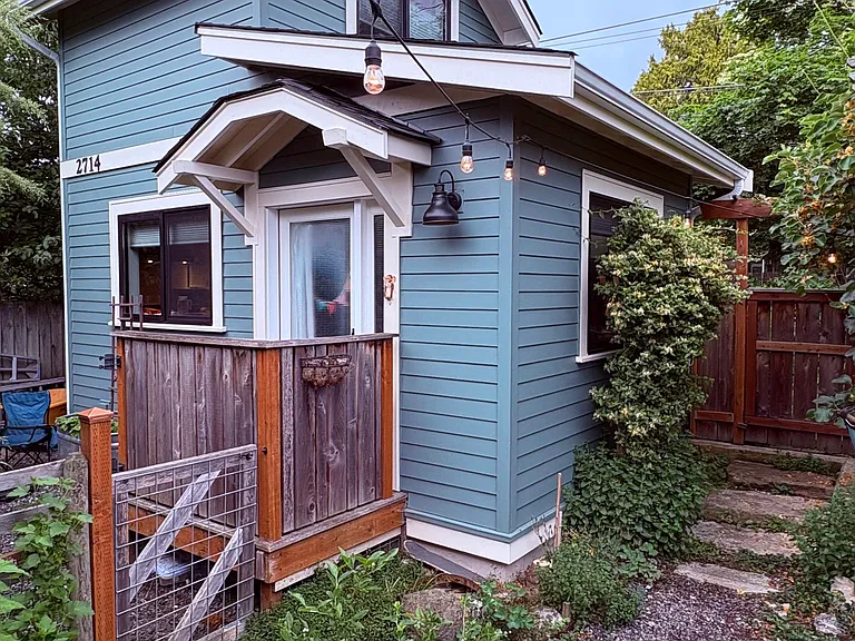 Russell St — Photo 1