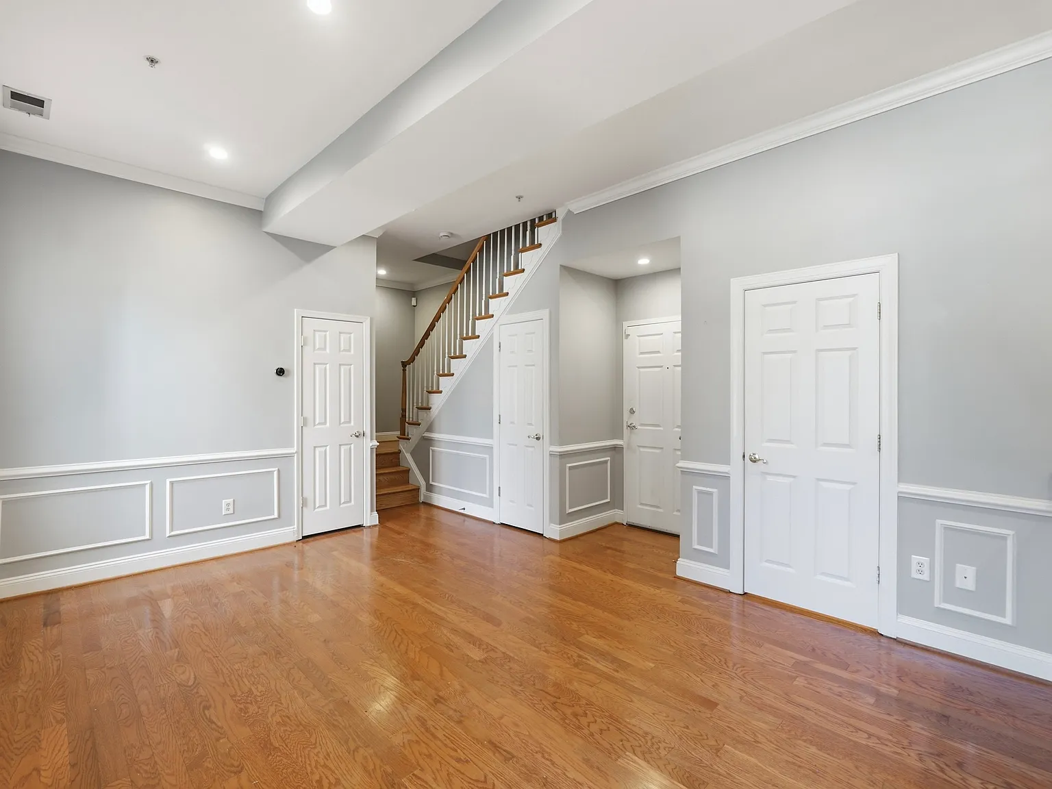 2 bed, 900 sqft, $3,800 — Photo 1
