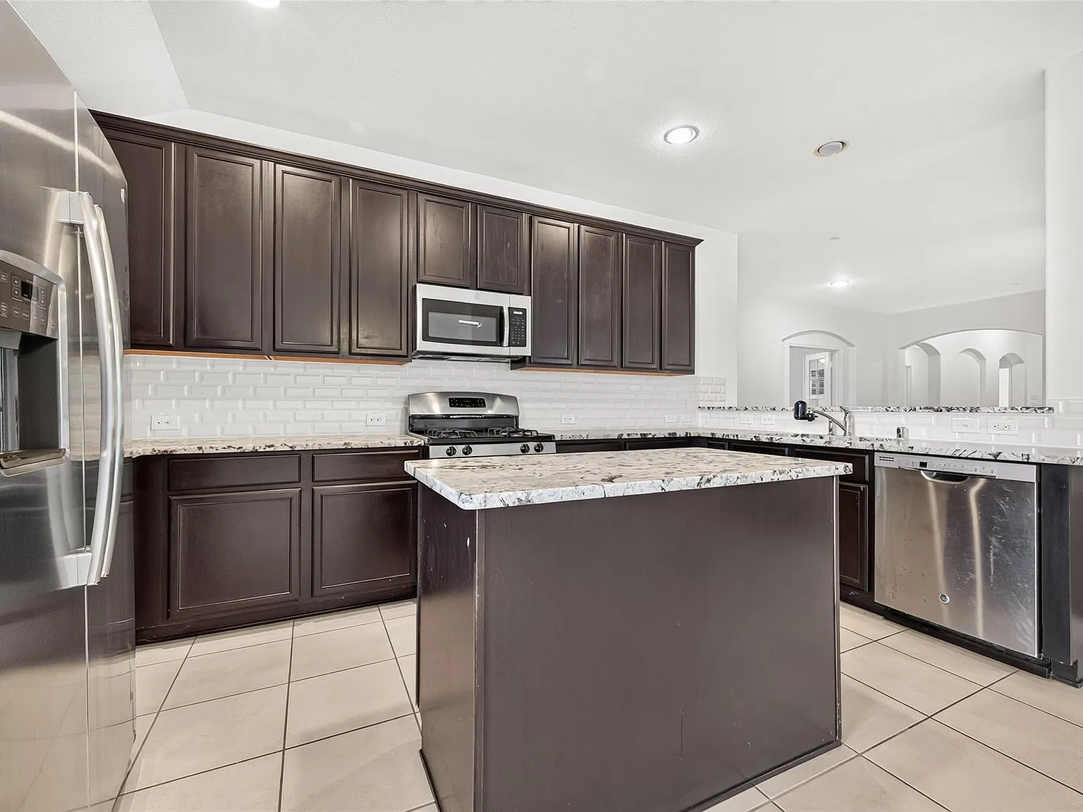 3 bed, 2.0 bath, 2102 sqft, $2,300 — Photo 3