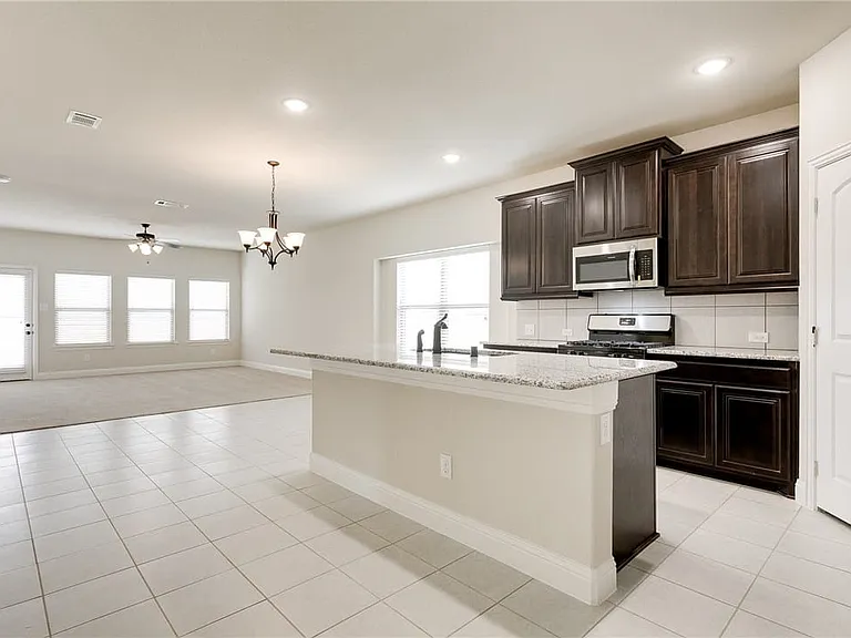 601 Beechwood Dr — Photo 3