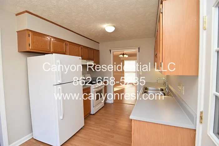 3 bed, 2.0 bath, 1402 sqft, $1,745 — Photo 4