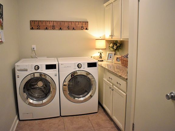 Big laundry-Granite & Pantry