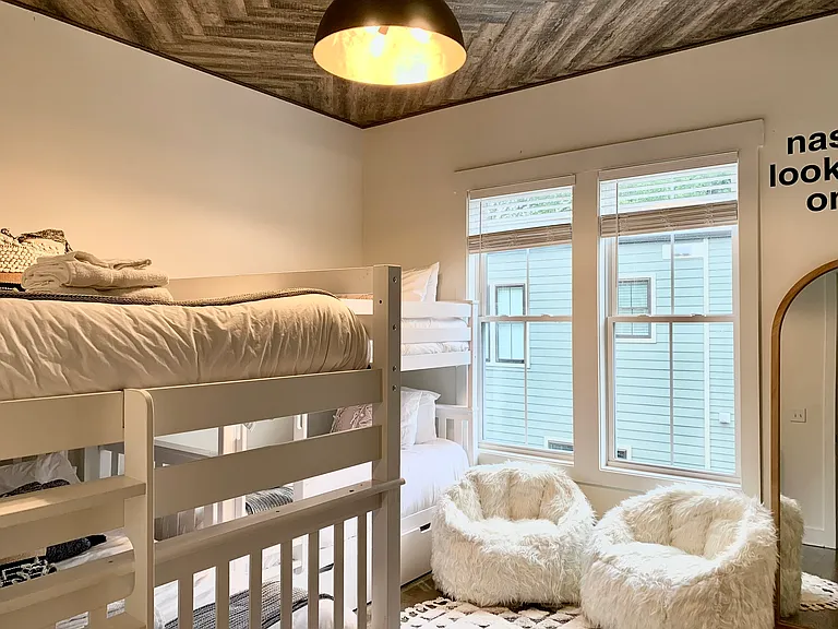 1027 E Trinity Ln — Photo 41