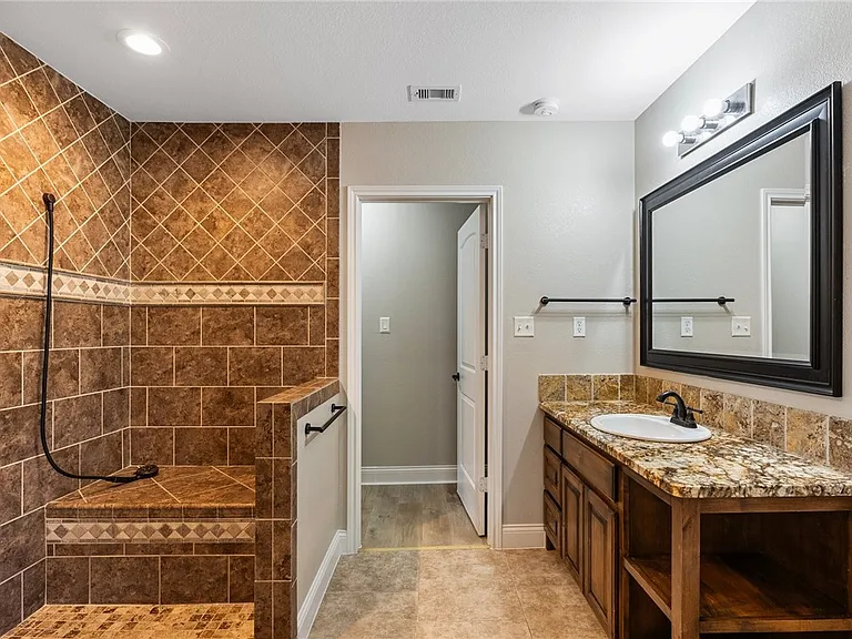 530 Oakdale Dr — Photo 3