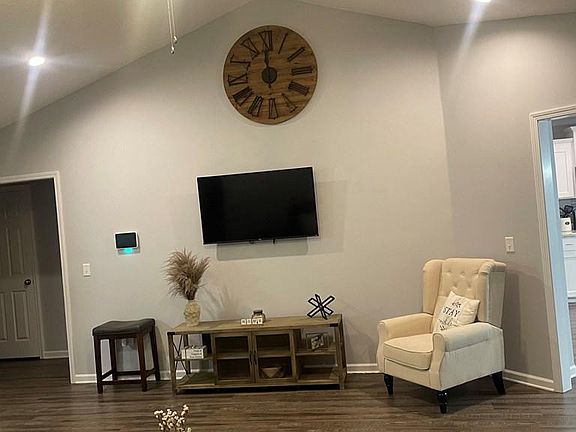 4th image of 564 Pinehurst Dr