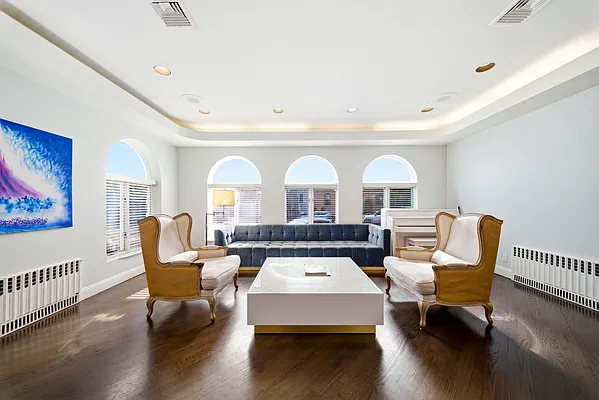 Living room, photo 2