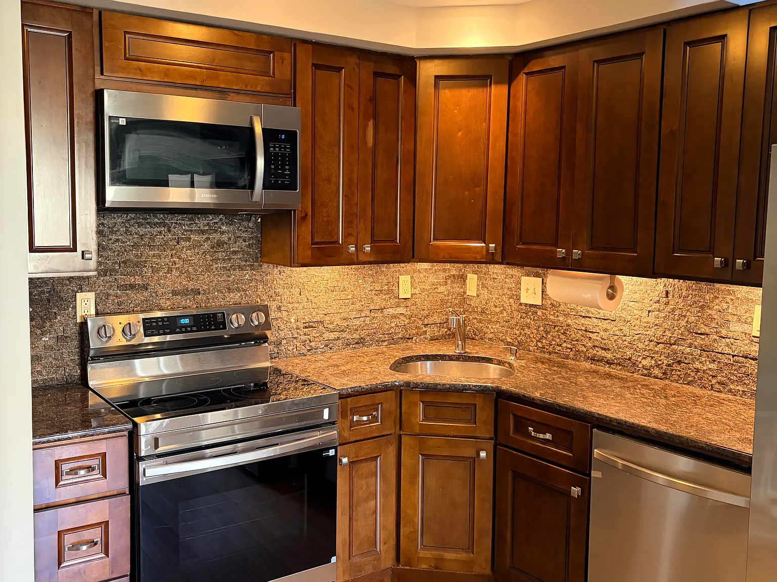 2 bed, 1047 sqft, $2,200 — Photo 3