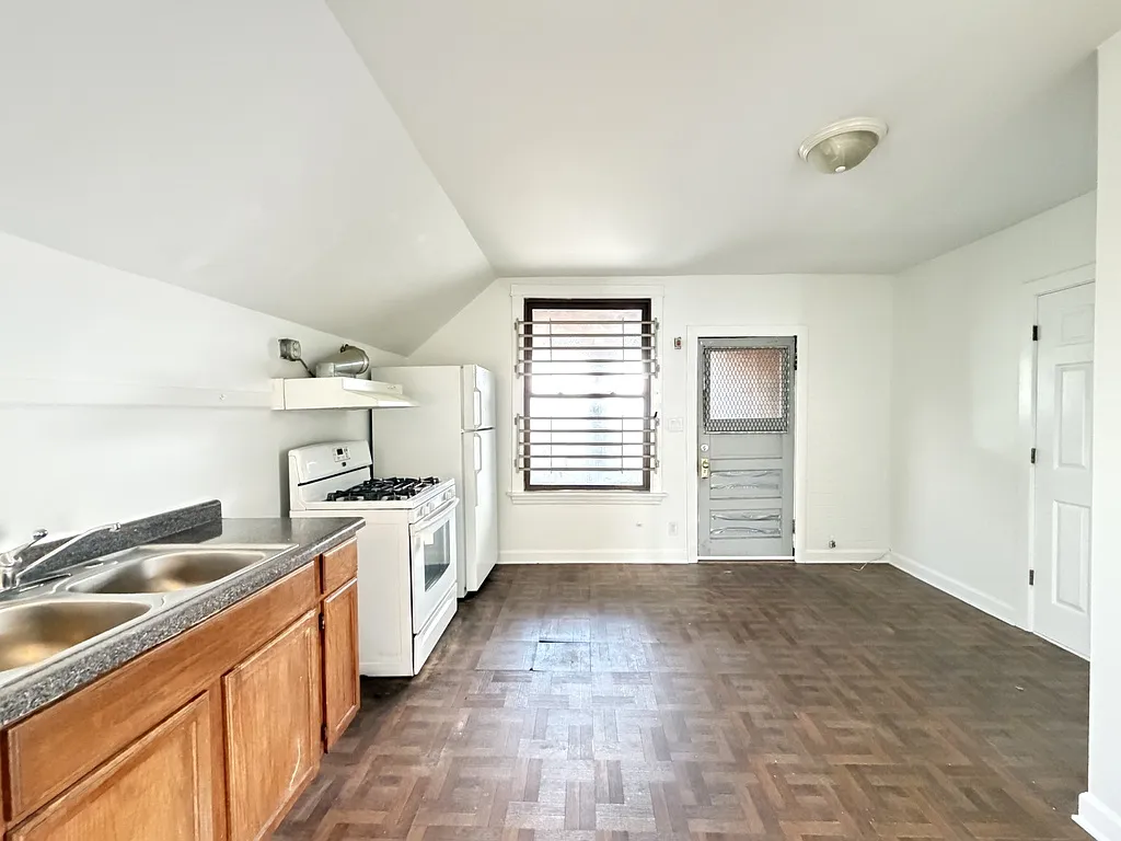 Attractive 2 Bed, 1 Bath at McVicker + North (Galewood) — Photo 4