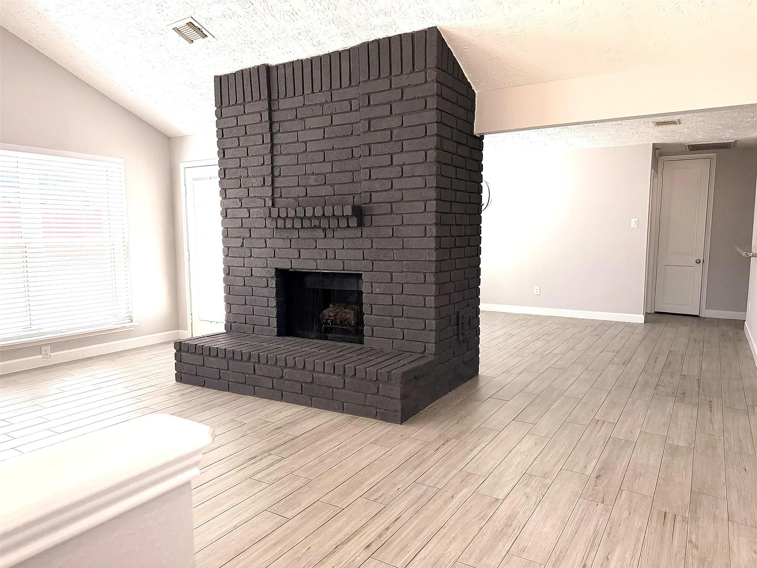 3 bed, 2.0 bath, 1527 sqft, $2,200 — Photo 2