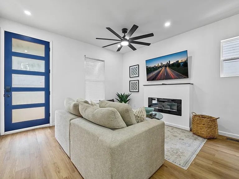 1089 Garibaldi St SW — Photo 2
