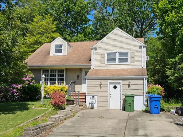 12 University Pl, Parlin, NJ 08859