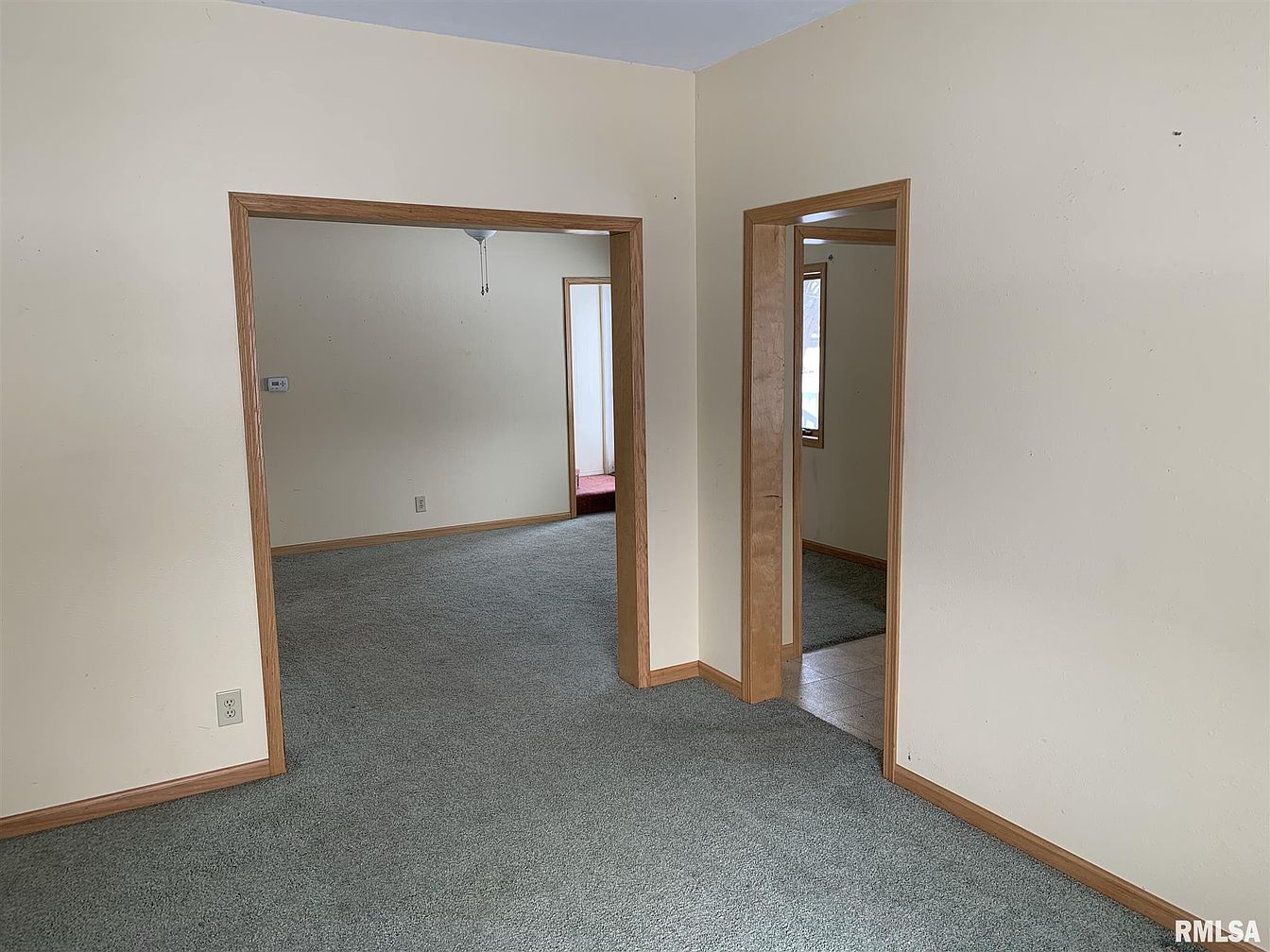 Under 150K Sunday c. 1890 Charming Farmhouse in Williamsfield IL