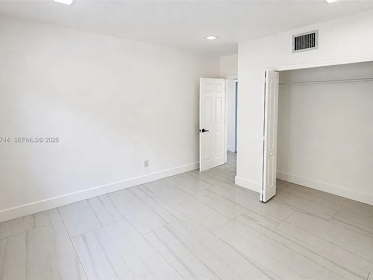 516 La Villa Dr — Photo 8