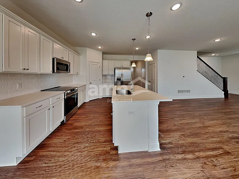 1037 Castor Dr — Photo 3