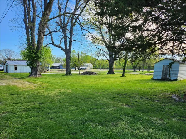 813 S 2nd St, Clarksville, MO 63336