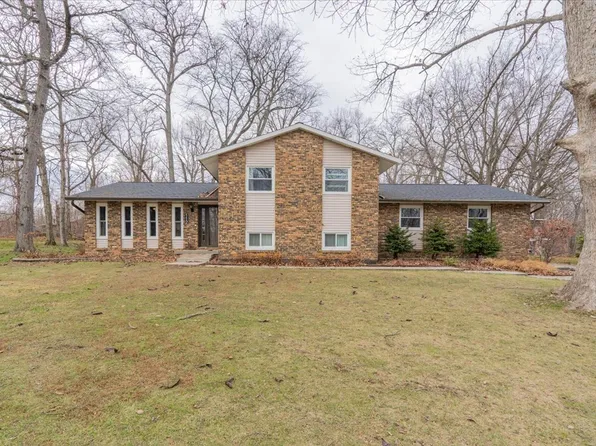 112 Gregory Ln, Lexington, IL 61753