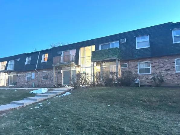 8585 W 101st St #304, Palos Hills, IL 60465