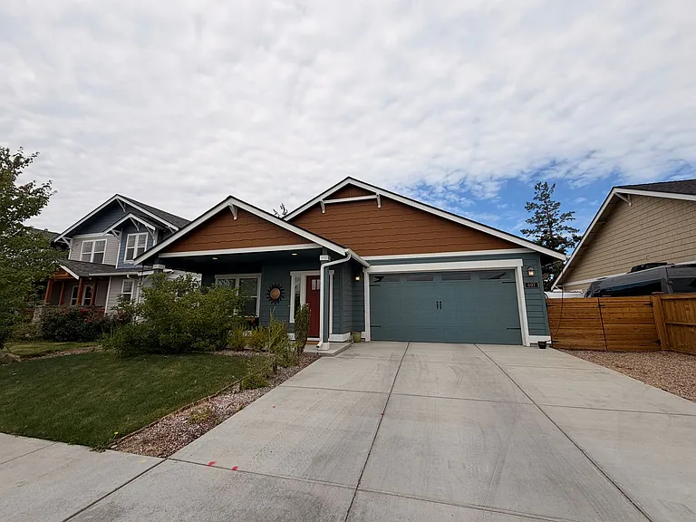 697 NW Rimrock Dr — Photo 3