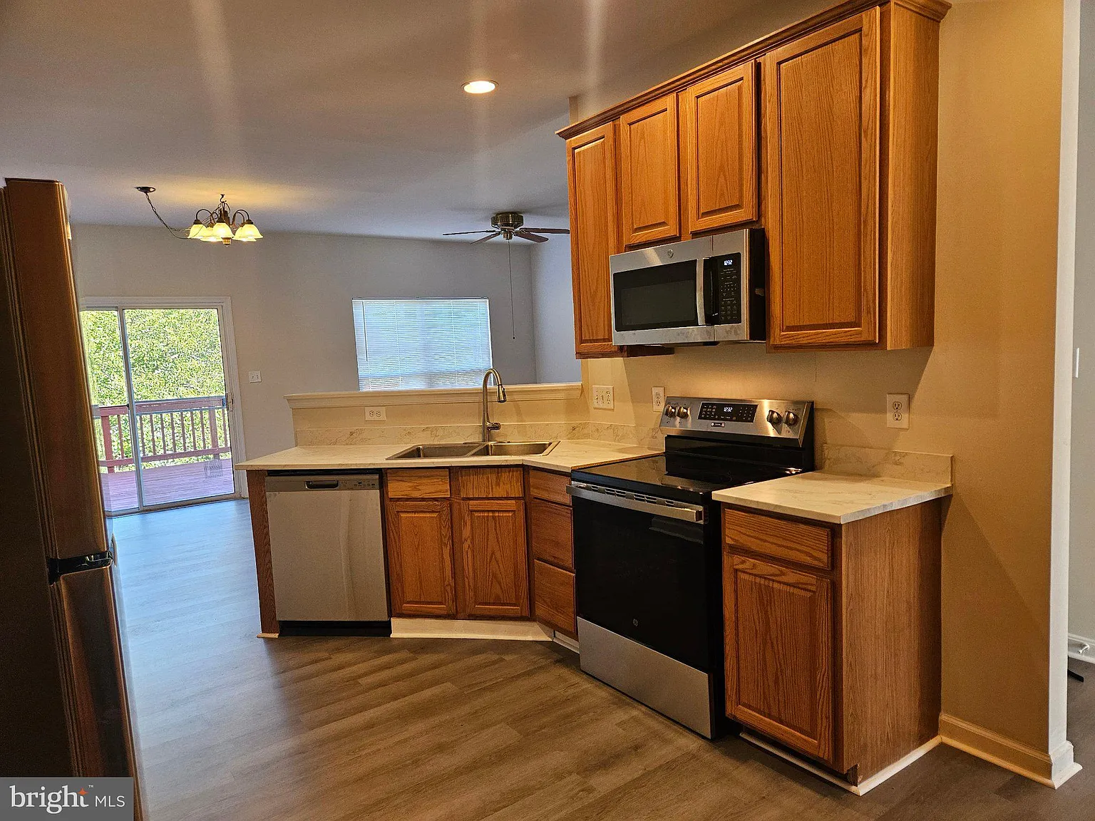 3 bed, 3.5 bath, 2275 sqft, $3,200 — Photo 3