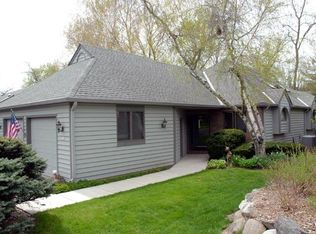 304 Pine Ter, Oconomowoc, WI 53066