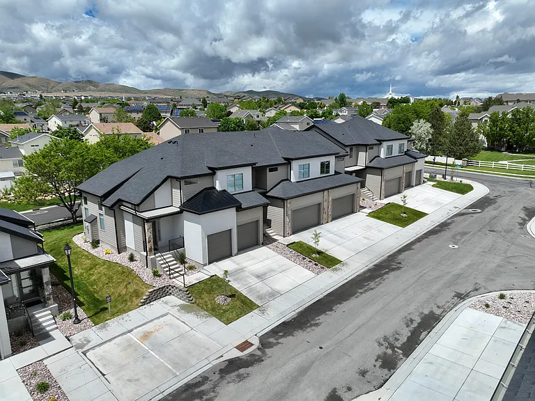 2057 N Harvest Village Ln — Photo 2