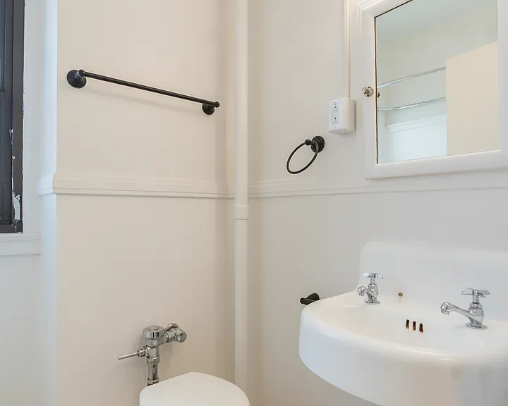 Comfortable Urban Living in a Classic Brick Building Near UW & Light Rail — Photo 14