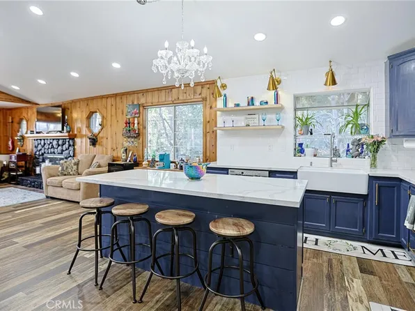 23095 Hemlock Ln, Crestline, CA 92325