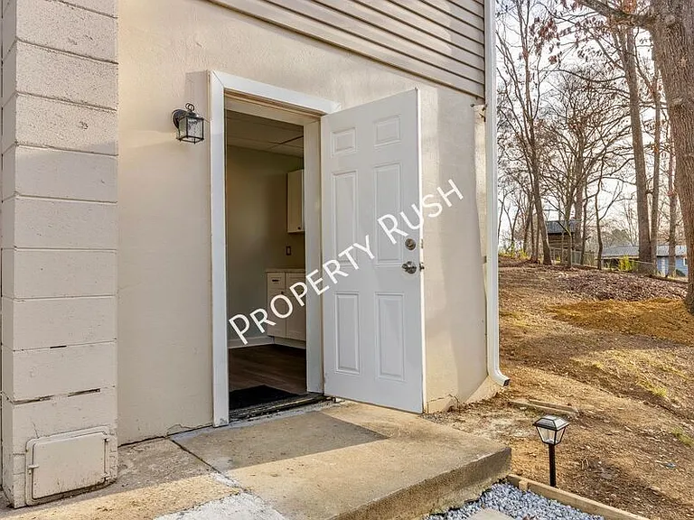 2290 Malibu Dr SE #B — Photo 3