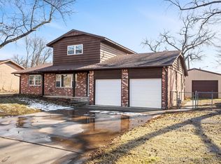 426 W 6th St, Dewey, OK 74029
