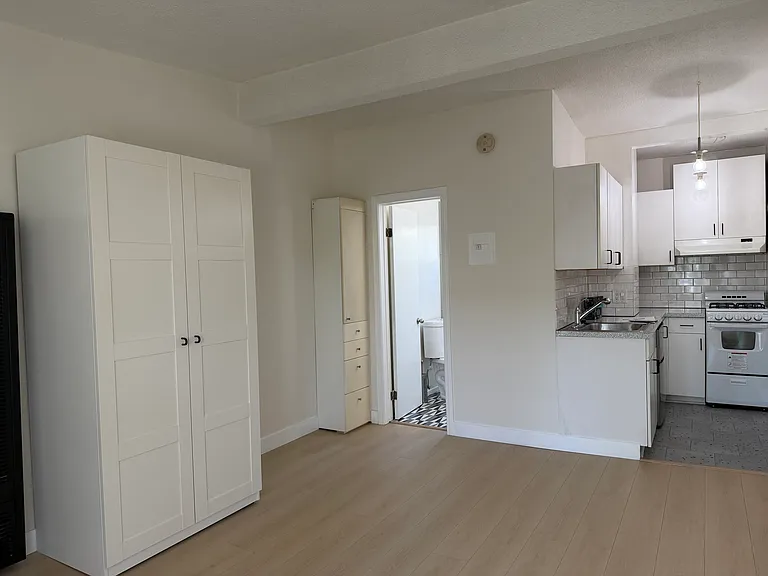 517 Vernon Ave #8 — Photo 5