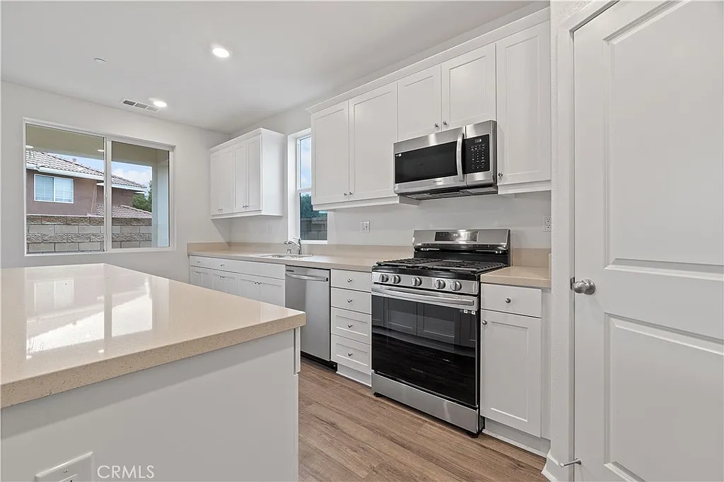 5 bed, 2712 sqft, $3,395 — Photo 4