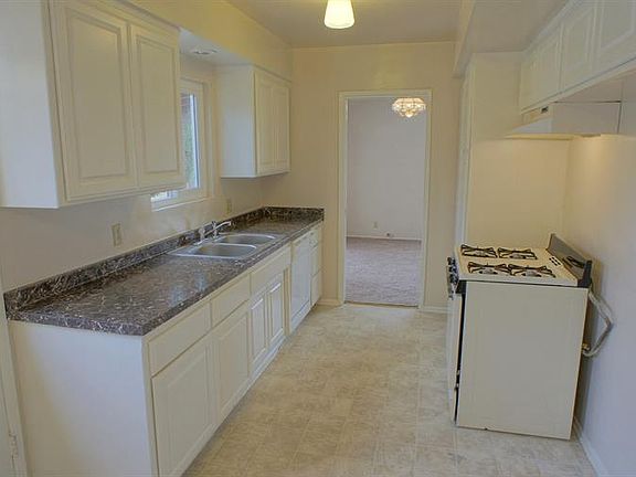 3rd image of 1044 E Benbow St