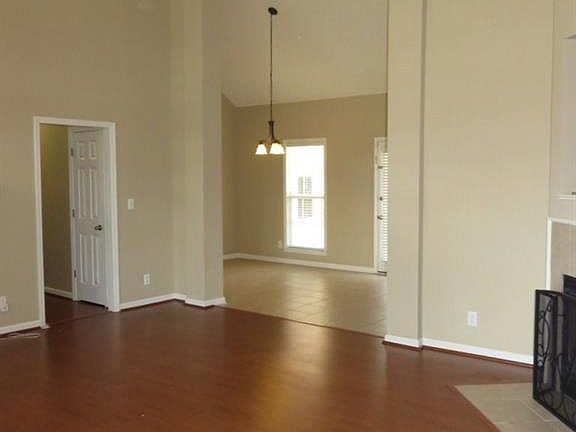4th image of 822 Dunvegan Dr