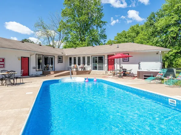 1012 Lakeview Cir, Ashland City, TN 37015