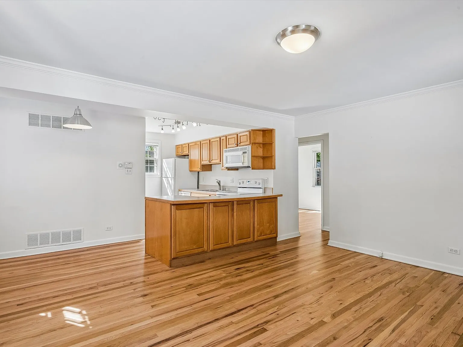 1219 Locust St — Photo 3