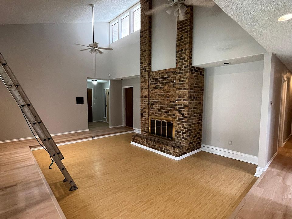 Tall vaulted ceiling as you in large living area as you walk in